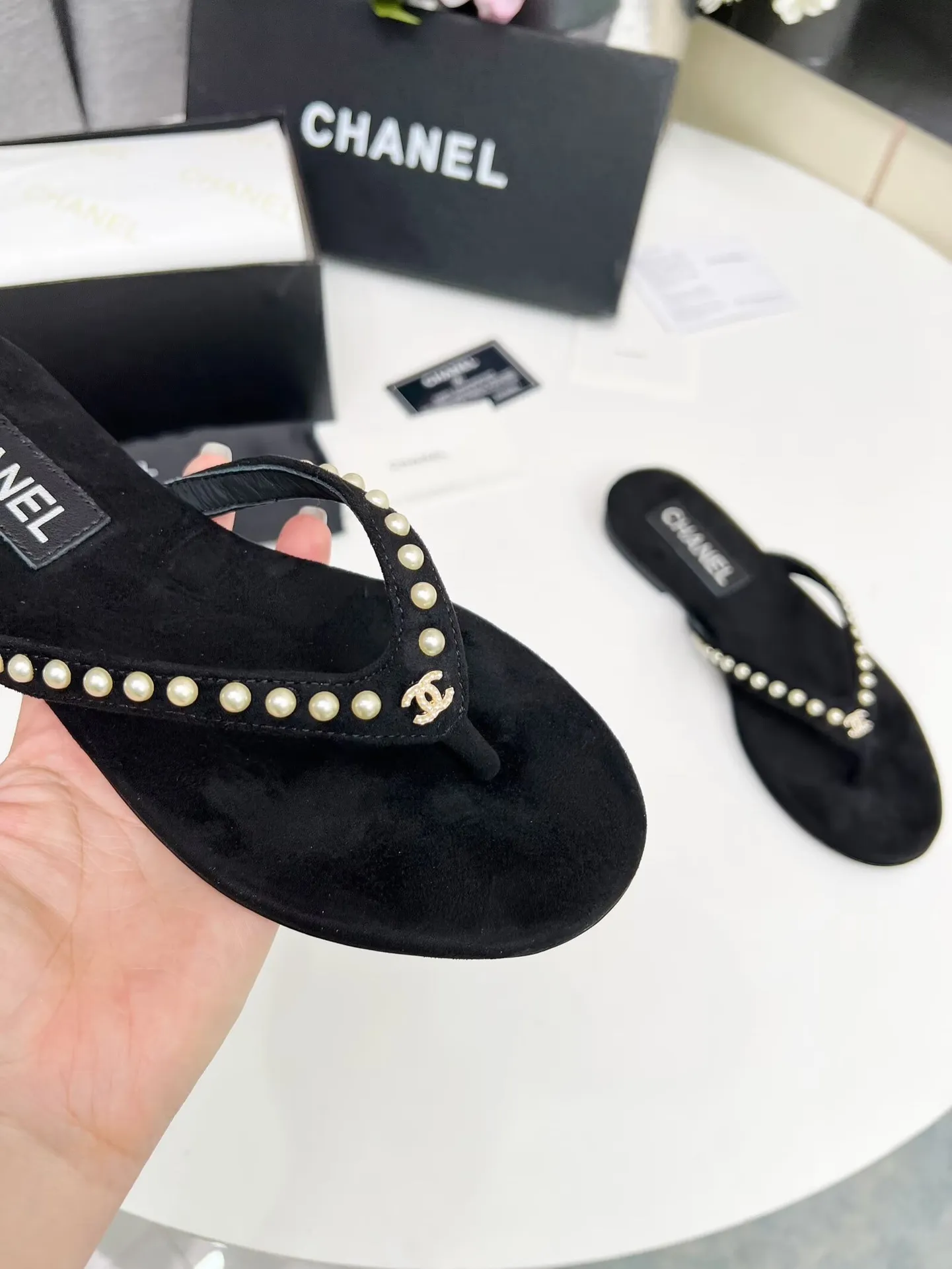 💕💕Factory direct selling price p440💕💕 Chanel new spring and summer genuine leather outsole flip-flops✅ I was really moved by this shoe when I first saw it💓 I liked it at first sight [surprised], 😊 and it has Chanel’s classic element diamond logo💎 Fabric: double-sided velvet Lining: cow lining Color: black Size: 35-41 (41 can be customized and non-returnable) Outsole: Made of genuine leather outsole Packaging: with card and cloth bag